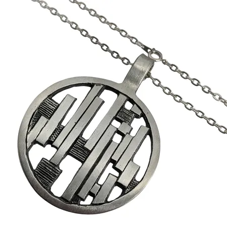 Retro Hänge tenn med tillhörande halskedja, Rune Ottosson, hänge längd 75 mm, bredd 57 mm, kedja Ankarlänk, försilvrad metall, längd 72 cm, bredd 3 mm, vikt 47,5 gram