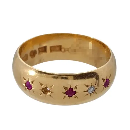 Ring, 18K guld, defekt, en sten saknas, gravyr Vikt: 5,6 g