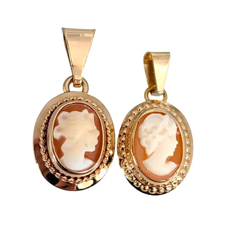 Caméhänge, 18K guld, svensk kontrollstämpel, längd inkl. ögla 16 mm, bredd 8,5 mm, bruttovikt 0,5g, Caméhänge, 14K guld, längd inkl. ögla 19 mm, bredd 9 mm, bruttovikt 0,8g, fint skick