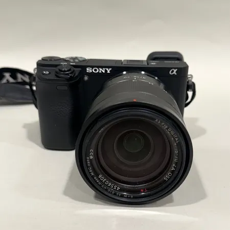 Kamera Sony a6300 4K, serie-nr: 3785443, 1 Objektiv Sony Zeiss E 4/16-70 ZA OSS, XS-Pro Digital, serie-nr: 1868124, laddare, inga övriga tillbehör Skickas med postpaket.