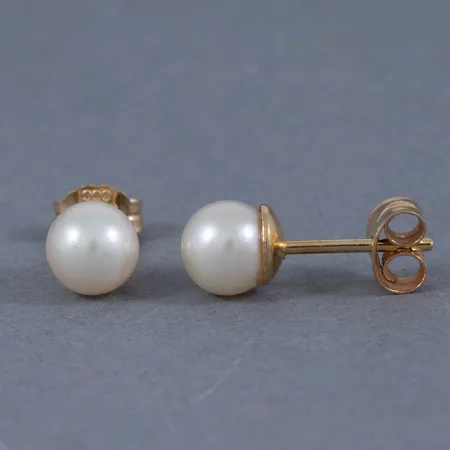 Örhängen i 18K guld med 5,1 mm´s odlade pärlor. De väger 0,9g.