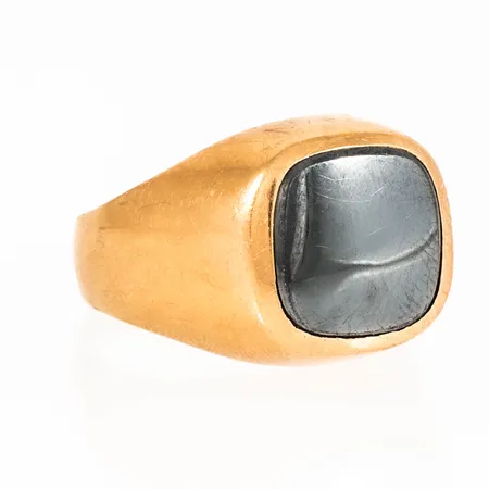 Klackring i 18K guld med en hematit (smårepor). Den är 3,6 - 13 mm bred, är i storlek 16½ och väger 4,3g. 