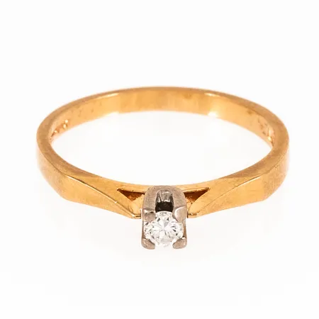 Spectraring i 18K guld med en diamant 0,10ct; fattad i vitt guld. Den är 1,9 - 3,3 mm bred, är i storlek 17½ och väger 2,7g. 