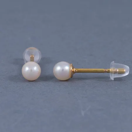 Örhängen i 18K guld med 4 mm´s odlade pärlor. De väger 0,5g. Snurrebussar saknas, men nya i plast medföljer.