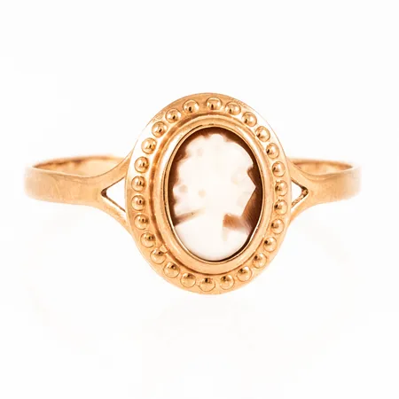 Ring camé i 18K guld. Den är 1,5 - 10,8 mm bred, är i storlek 18¼ och väger 1,1g. Aningen skev skena.