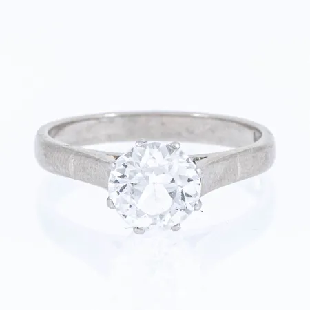 Ring i vitt guld 18K med en vit sten (nött). Den är 2,5 - 7,1 mm bred, är i storlek 16½ och väger 3,4g.