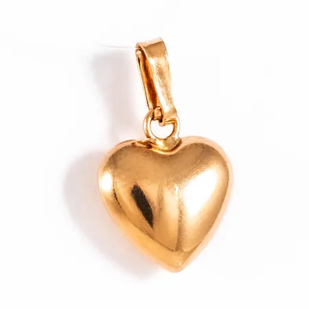 Hänge hjärta i 18K guld. Det är 16,9 mm långt inkl. ögla och väger 1,0g. Stämplat GFAB (Guldfynd) 750.