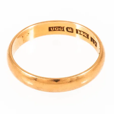 Slät ring i 18K guld. Den är 4 mm bred, är i storlek 19½ och väger 4,0g. Gravyr.