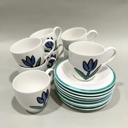 Kaffekoppar med tillhörande fat, åtta stycken, Tulipa, Ulrica Hydman-Vallien, Ø7cm, porslin, lätt bruksslitage Skickas med postpaket.