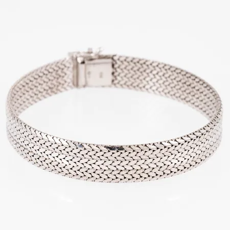 Halvstelt, delvis matterat armband i silver. Det är 18,5 cm långt, 10,8 mm brett och väger 23,1g. Kistlås. Svensk importstämpel & 835.