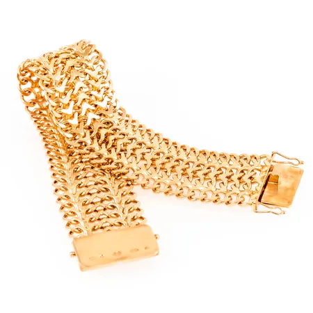 Armband fiskben i 18K guld. Det är 19 cm långt, 22,3 mm brett och väger 55,6g. Kistlås. Tillverkat 1958 av Pinco i Stockholm. Kattfot.