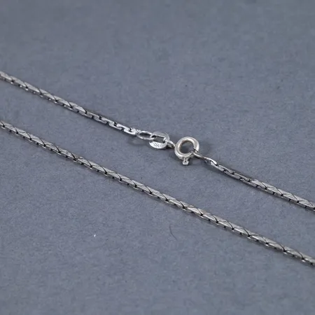 Halvstel kedja i silver (835/1000). Den är 39 cm lång, 1,2 mm bred och väger 4,5g. Springring.