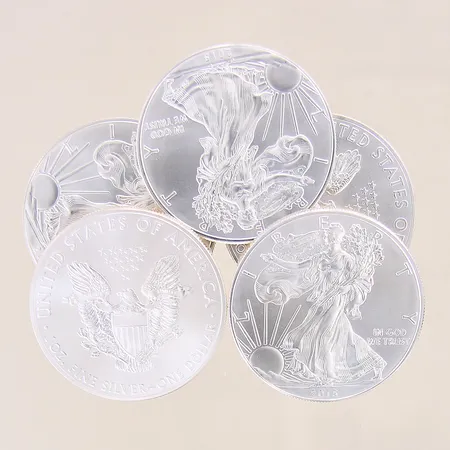 Mynt, fem stycken Elizabeth II, 5 Dollars, 2015, Canada, Ø38mm, fem stycken Weiner Philharmoniker, Republik Osterreich, 1,50 Euro, 2015, Ø37mm, silver 999/1000 Vikt: 312,3 g