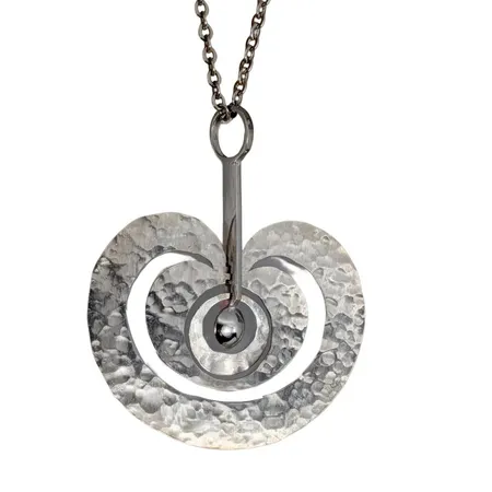 Hänge med tillhörande Halskedja TAPIO WIRKKALA  Finland, modell "Omena" (äpple), Kultakeskus Oy, tillverkad 1975 (X7), hänge längd inkl. ögla 46 mm, bredd 39,5 mm, kedja Ankarlänk, längd 59,5 cm, bredd 2 mm, förefaller sparsamt använd Vikt: 9 g