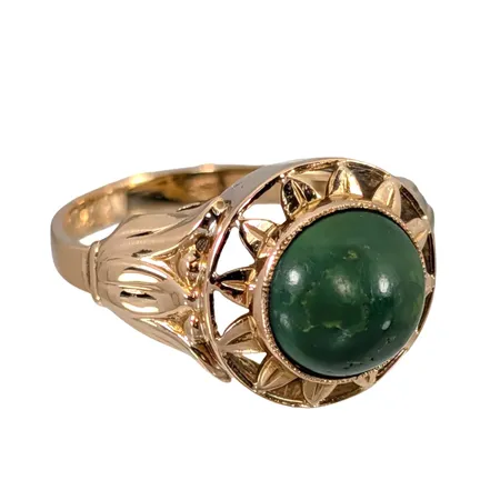 Ring, 18K guld, grön sten Ø 8 mm, Guldvaruaktiebolaget G. Dahlgren & Co Ab, Malmö, svensk kontrollstämpel, Ø16¼ mm, bredd 2-12 mm, fint skick, gravyr Vikt: 3,6 g