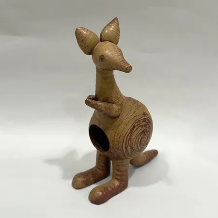 Figurin, Känguru, Lisa Larson, Gustavsberg, stämpelmärkt, höjd ca 24,5cm, stengods, mindre tillverkningsfel, unge saknas Skickas med postpaket.