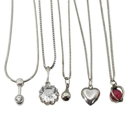 Halskedjor, 5 stycken med Hängen, silver, varierande modeller och längder (38,5-43,5 cm), stenar utan anmärkning Vikt: 18,4 g