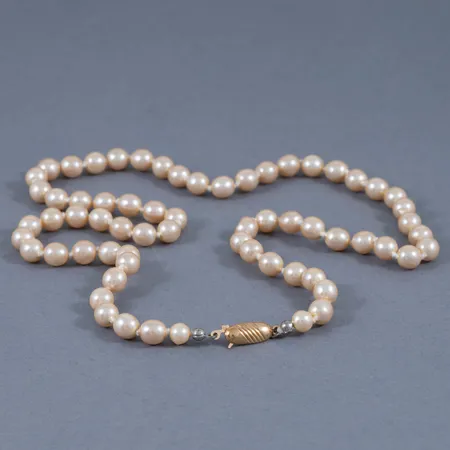 Lås till pärlcollier i 18K guld. Syntetiska pärlor medföljer (Ø 6 mm / 48 cm). Vikt: 0 g