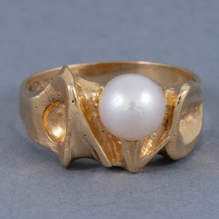 Ring Lapponia "Lapintaika" i 18K guld med en 7,3 mm´s odlad pärla. Den är 2,9 - 11,3 mm bred, är i storlek 19½ och väger 5,9g. Design Björn Weckström. Finska stämplar, B & svensk importstämpel. 