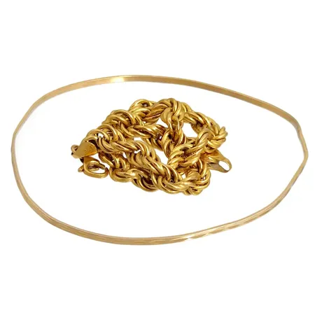 Diverse smycken, 18K guld - vikt 3,9g, 22K guld - vikt 8,9g, intryckningar, bucklor 