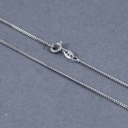 Kedja pansar i rodierat silver (925/1000). Den är 42 cm lång, 1,2 mm bred och väger 1,7g. Springring.