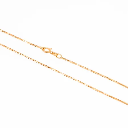 Kedja rund venezia i 18K guld. Den är 38,5 cm lång, 1,2 mm bred och väger 4,4g. Springring.