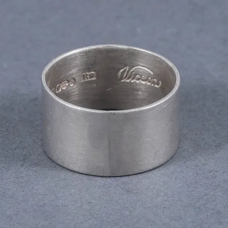 Ring i silver. Den är 10,3 mm bred, är i storlek 17 och väger 4,2g. Signaturstämplad Vicson.