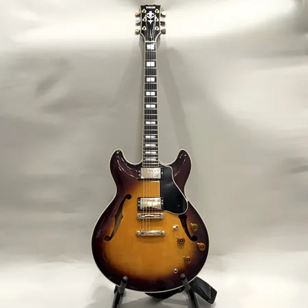 Elgitarr Yamaha SA2000, serie-nr: 031811, made in Japan, axelband, lackskadad, repor på hals, stötmärken, bruksslitage, hårt fodral Skickas med postpaket.