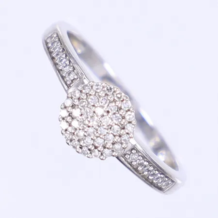 Ring med diamanter 51x ca 0,005ct stl 16¾, bredd 1,5-7mm, GHA, vitguld 18K Vikt: 2,5 g