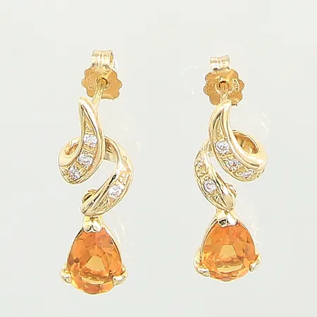 Ett par örhängen med vita stenar samt orangea stenar, längd: 22mm, bredd: 2,4-6,2mm, 18K  Vikt: 5 g