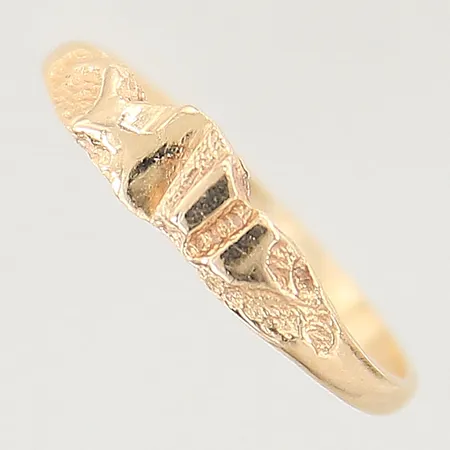 Ring med mönstrad dekor, stl 15¼, bredd 1,5-4mm, 18K Vikt: 1 g