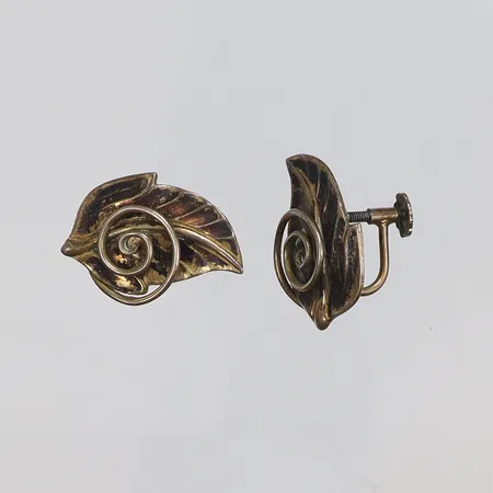 Ett par Örhängen lövformade med skruvlås, visst slitage silver 830/1000 Vikt: 3,7 g