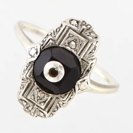 Ring med markasiter och onyx, stl 17¼, bredd ca 18mm, skev skena, sten saknas, 830/1000 Silver Vikt: 2,7 g