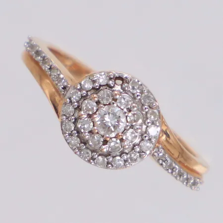 Ring med diamanter totalt 0,27ctv enligt gravyr, stl 15¾, bredd 1,6-8,2mm, en sten saknas, GHA, 18K Vikt: 2,8 g