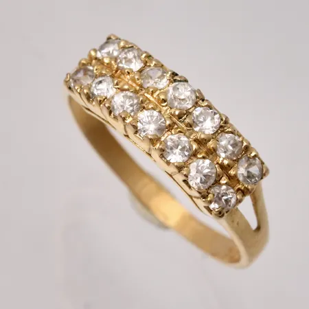 Ring i förgyllt silver, stl 18½, bredd 2-6mm, 14st vita stenar, mått Ø2,4mm, 925/1000, vikt 2,72g.