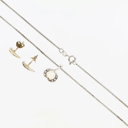 Kedja Venezia 42cm bredd: 1mm, Hänge 16mm, odlad pärla och markasiter, Ett par örhängen 12mm, Silver 835-925/1000 Vikt: 6 g