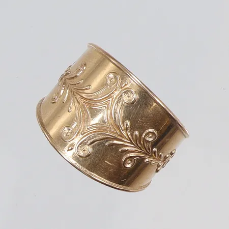 Ring mönstrad, stl ca 20, bredd 5-15mm, 18K Vikt: 6,8 g