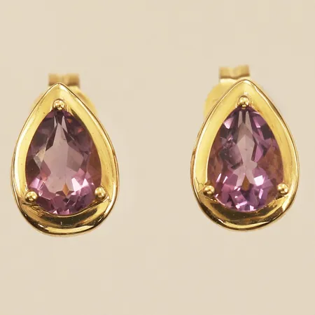 Ett par örhängen med ametister, längd 10mm, bredd 7mm, GHA, 18K  Vikt: 2,5 g