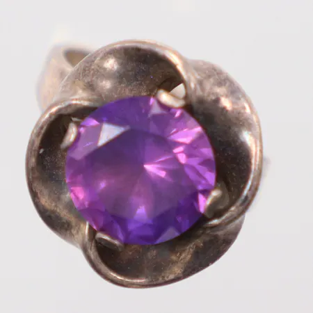 Ring med lila sten, Ø16,¼ -17¼ justerbar, 925/1000 Silver. Vikt: 6,4 g
