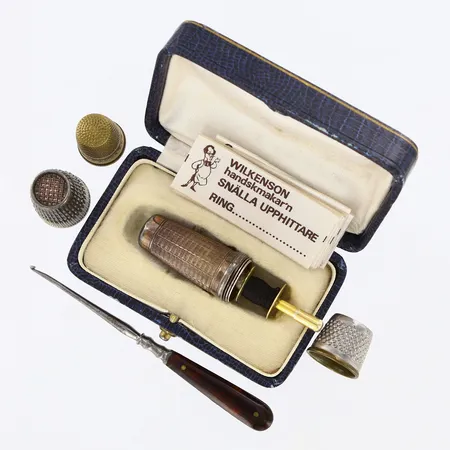 Resekit med trådspolar, ca 50mm, i etui, en fingerborg saknas som lock, Virknål 9cm, 3 fingerborgar, 1 fingerborg öppen, Silver 830/10000 Vikt: 33 g