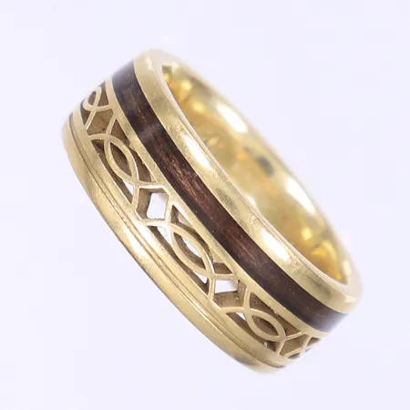 Ring med genombruten dekor samt brun emalj stl 22 bredd 10mm gravyr 18K  Vikt: 16 g