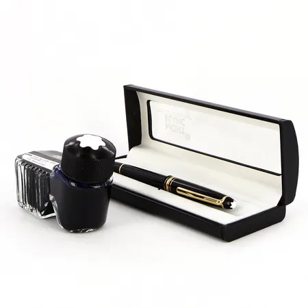 Reservoirpenna Mont Blanc Meisterstück , modell 4810, 14 vitguld i stift,  med etui och bläck i Mont Blanc bläckbehållare #39100. Vikt: 0 g