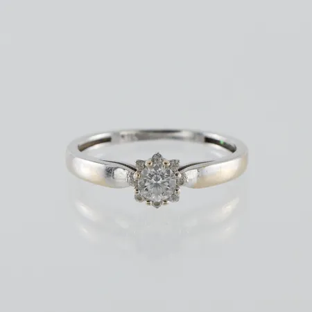 Ring 14k vitguld med stenar,storlek 17 mm,bredd 1.4-5.5 mm. Vikt: 1,5 g