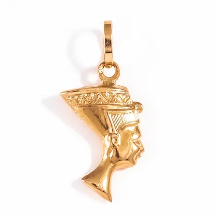 Hänge Nefertiti i 18K guld. Det är 12 mm brett, 26,5 mm långt inkl. ögla och väger 1,0g. 