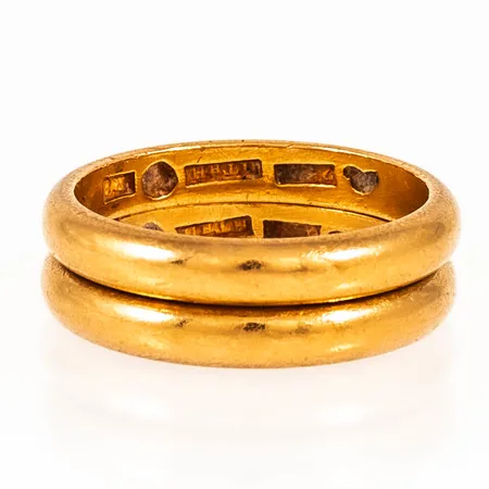 Graverat guld i 23K. Vikt: 10,8g. 