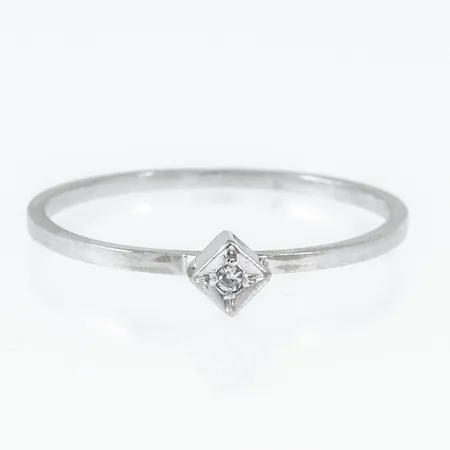 Ring i 18K vitguld med 1 x c:a 0,01ct 8/8 slipad diamant. Den är i storlek 18¼, är 1 - 4 mm bred och väger 1,3g. 