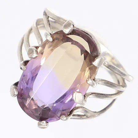 Ring med syntetisk gul/lila sten, stl 22¼, bredd 4-22mm, mycket bucklig/sliten, ostämplat silver Bruttovikt: 7,9g Vikt: 7,9 g