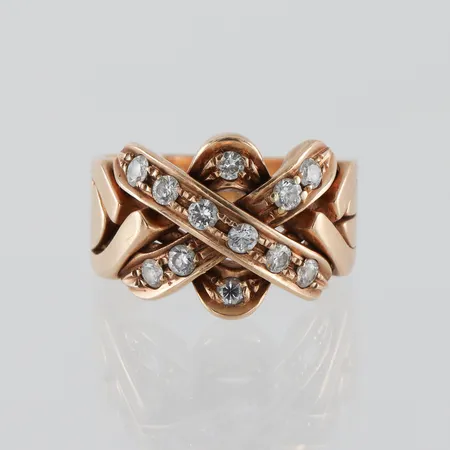 Pusselring 14k med diamanter på totalt ca 12x0.05 ct,ej stämplad,storlek 19 mm,bredd 5.7-14.8 mm. Vikt: 10,4 g