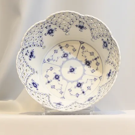 Skål Royal Copenhagen musselmalet Danmark, modell 1061, helblond, Ø 23cm, höjd 9cm, signerad ux   Skickas med postpaket.