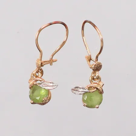Ett par örhängen med gröna stenar, längd 2cm, bredd 4mm, 14K. Vikt: 1,4 g